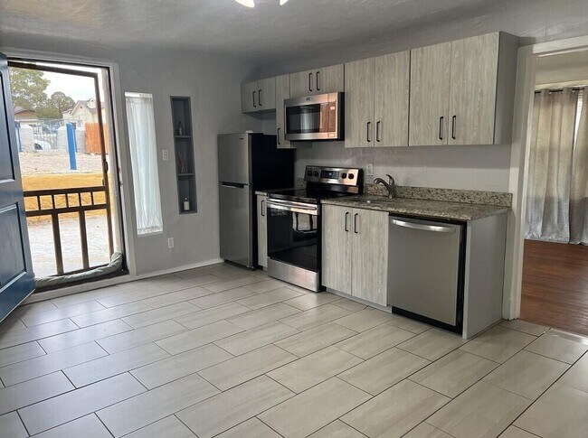 Building Photo - 2618 Idalia Ave