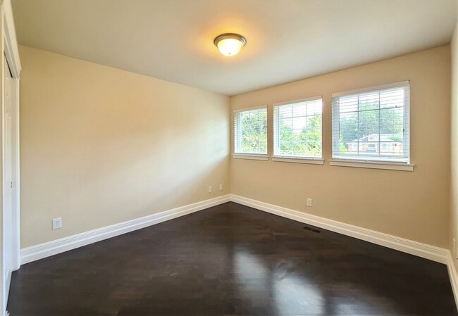 Building Photo - Luxurious 4 Bed/2.5 Bath Lynnwood Home - Available Now!