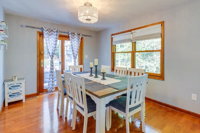 Building Photo - 1530 Wooded Acres Dr