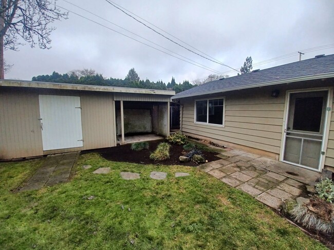 Building Photo - Spacious Mid-Century 3 bed/2 bath home wit...