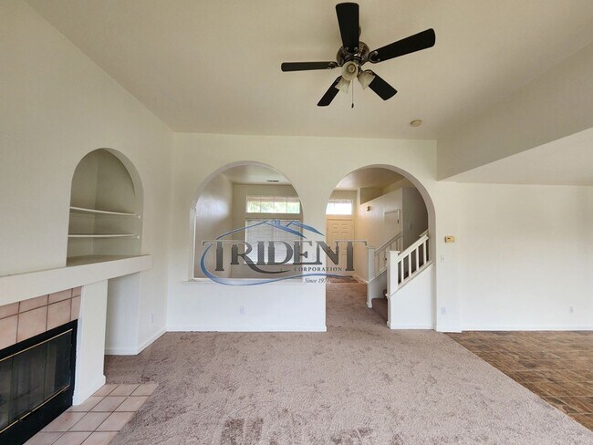 Building Photo - 3 bedroom, 2 ½ bath SOLAR home