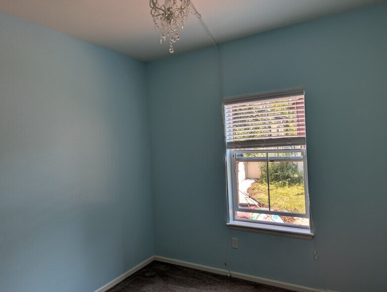 Building Photo - 1326 Bluemoon Dr