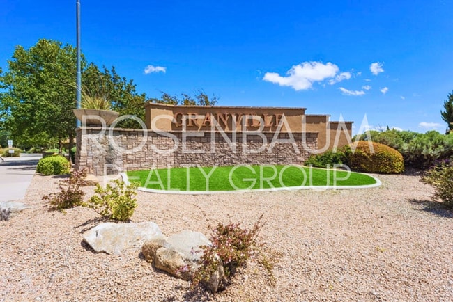 Building Photo - Gorgeous 3-bedrooms, 2-baths home in the b...