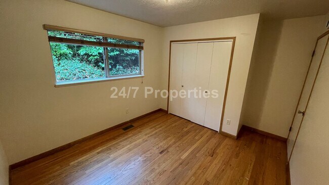 Building Photo - **$500 off** 2BD I 1BA + Parking - SW PDX