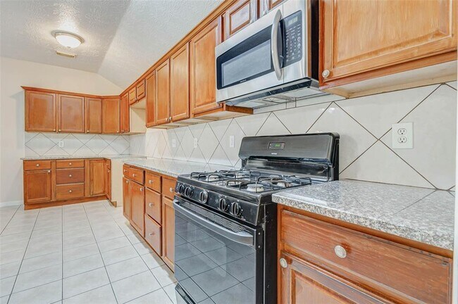 Building Photo - 22915 Sebastian Dr