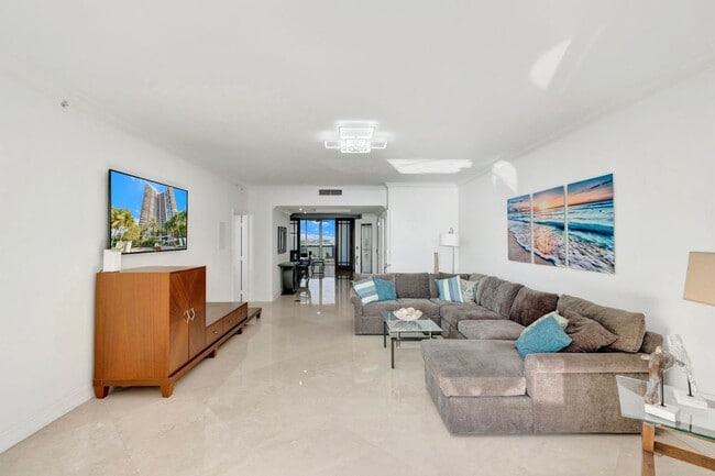 Building Photo - 3100 N Ocean Blvd