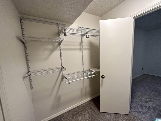 Building Photo - 415 Skyview Dr