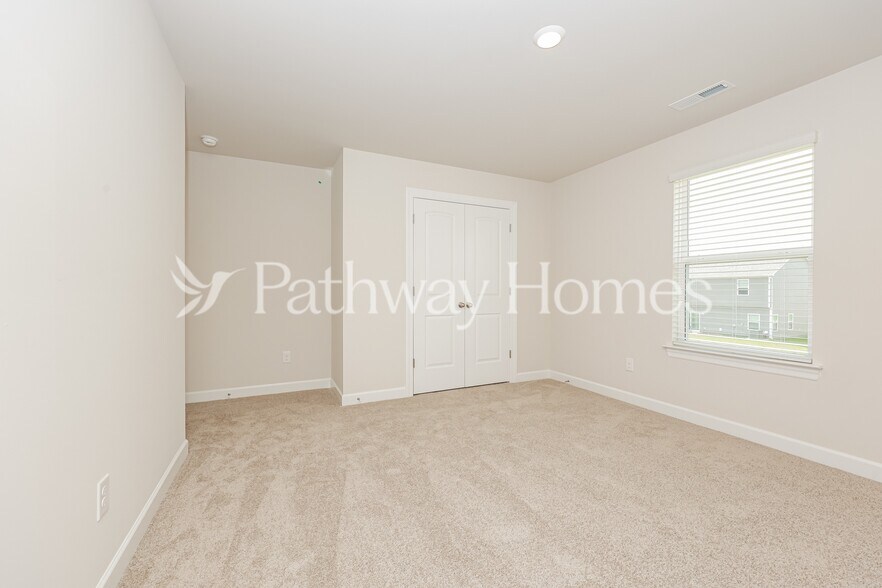 Building Photo - 3440 Quintana Dr