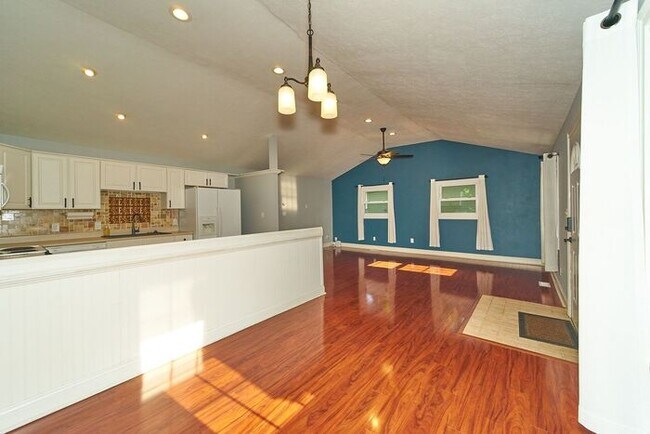 Building Photo - Charming 2 Bed Bungalow in Great SoBro Location!