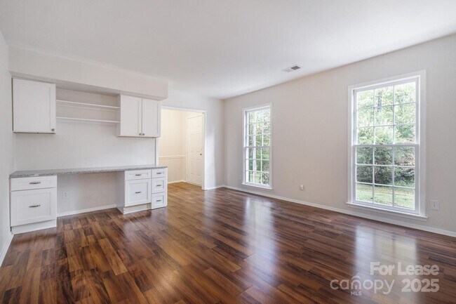 Building Photo - 701 McNabb Ct