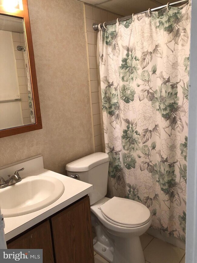 Building Photo - 1575 W St Rd