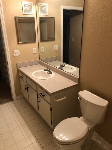 Building Photo - 5475 Vineland Rd