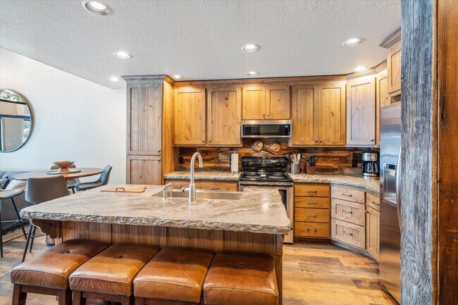 Building Photo - Beautiful Townhome on Golf Course!