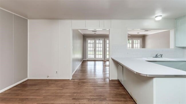 Building Photo - 5537 Lincrest Ln