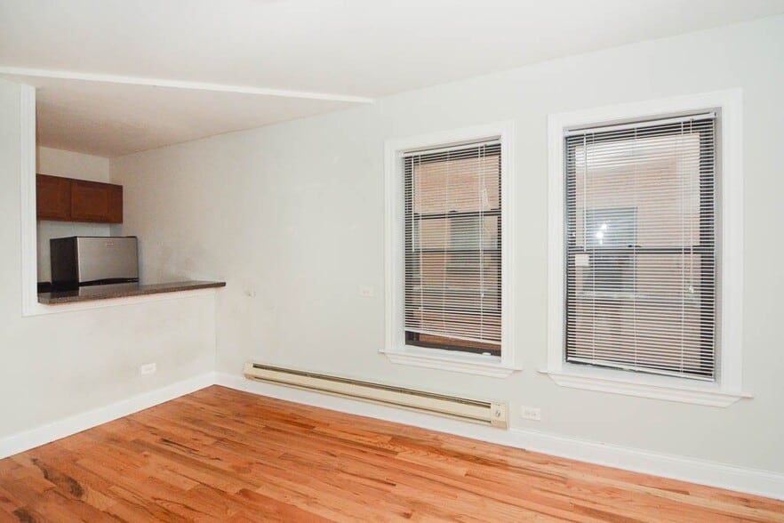 Building Photo - 826 W Cornelia Ave