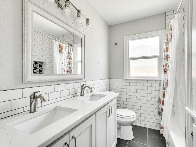 Building Photo - Beautiful Home Just Minutes from the OU Ca...