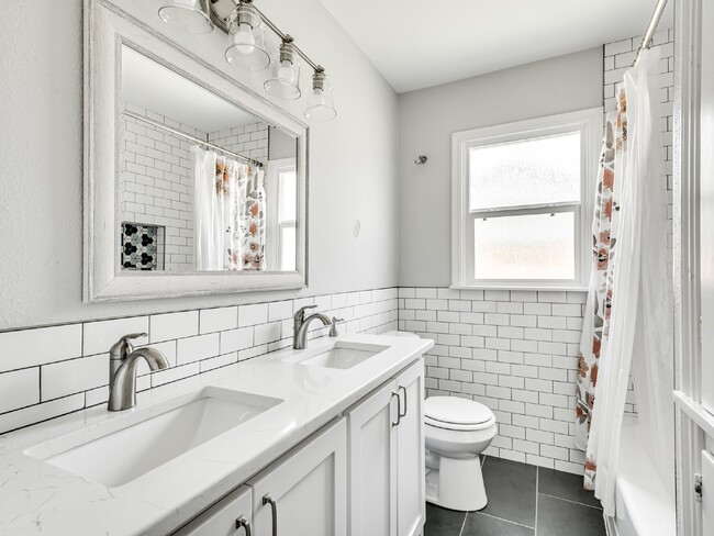 Building Photo - Beautiful Home Just Minutes from the OU Campus!