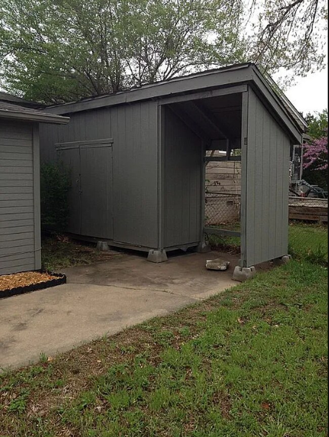 Building Photo - 4 Bed | 2 Bath in Midtown!