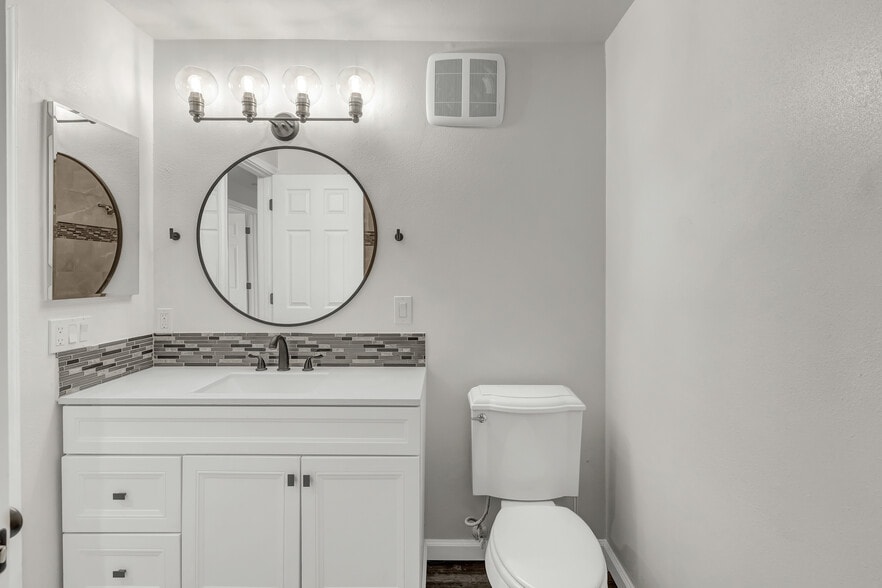 Building Photo - 10607 Des Moines Memorial Dr S