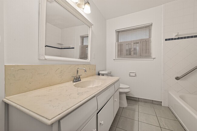 Building Photo - 5615 Beechnut St