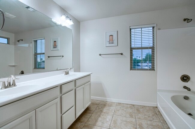Building Photo - 2868 E Binner Dr