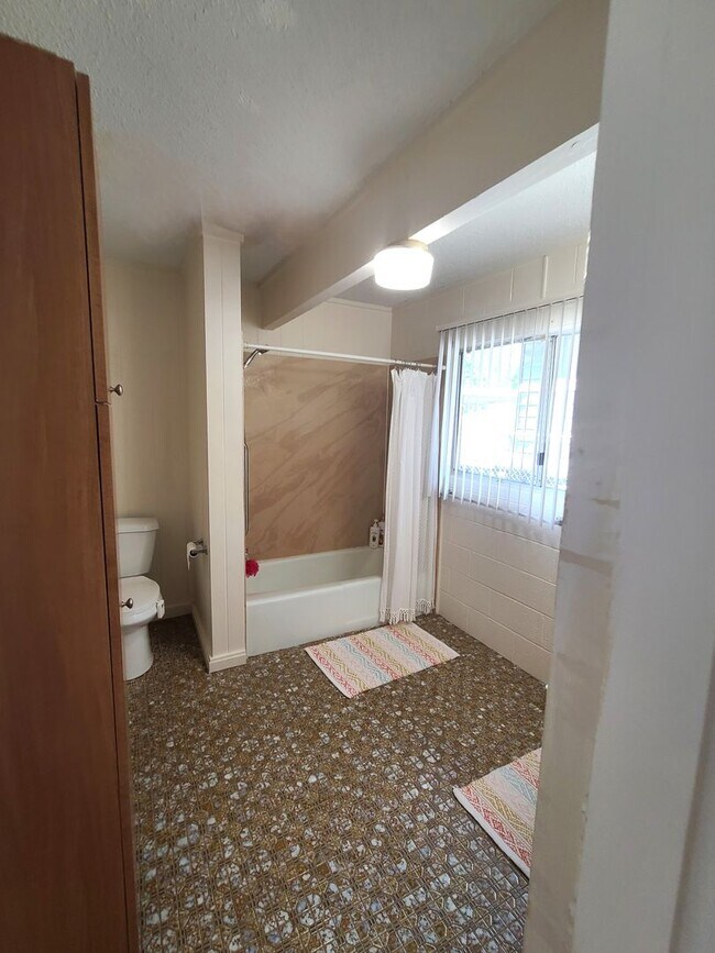 Building Photo - Split AC, private back yard and Walk to Downtown!