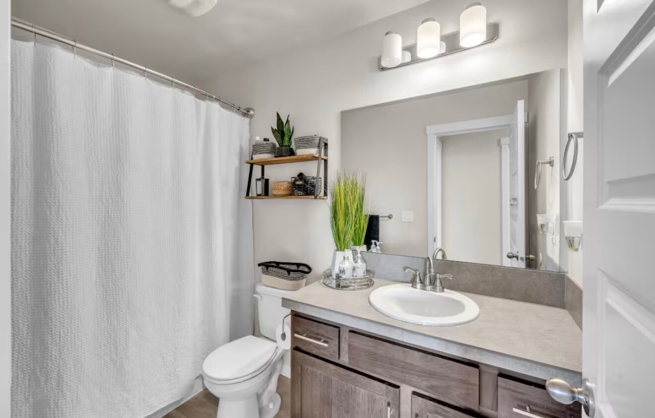 Building Photo - 16496 Pine Creek Dr