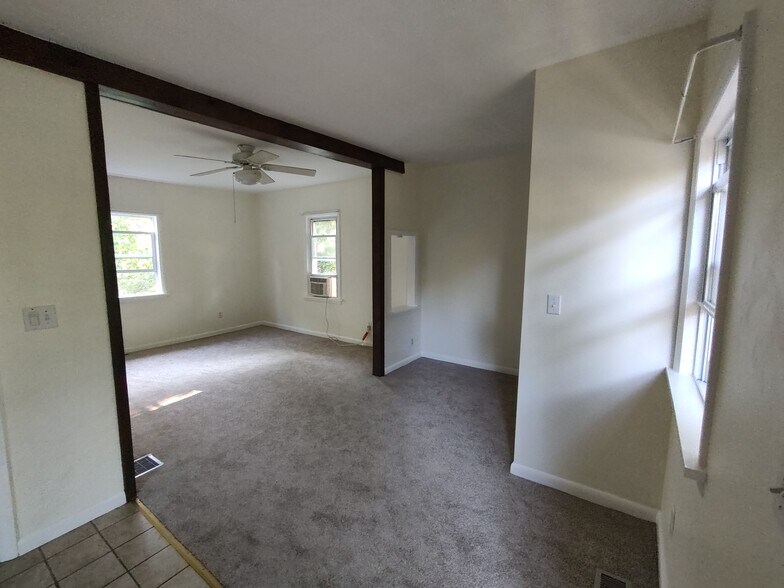 Just inside front door entry. - 1314 Blakeley Rd