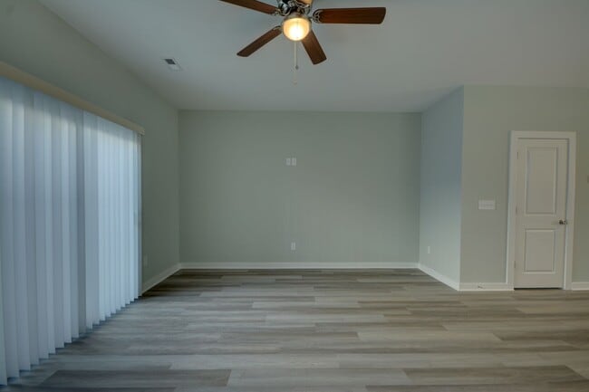 Building Photo - Beachside Village Townhomes: 3 bedroom 3.5...
