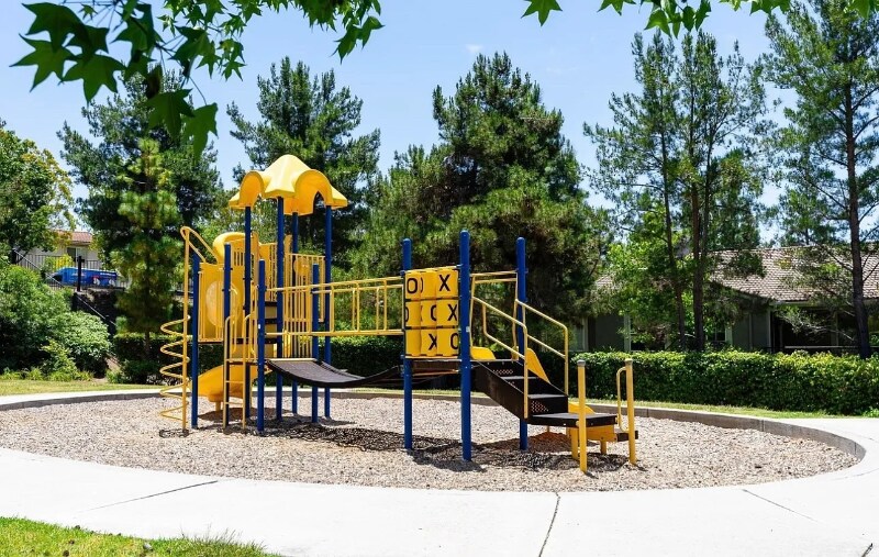 Building Photo - 11667 Compass Point Dr N
