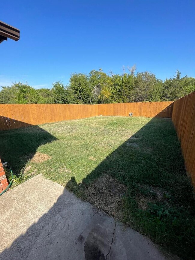 Building Photo - 221 Skylark Ct