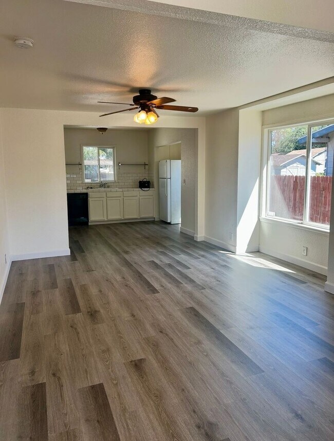 Building Photo - 3 Bedroom House