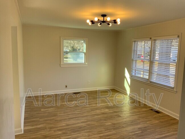 Building Photo - 3633 Carlyle Dr