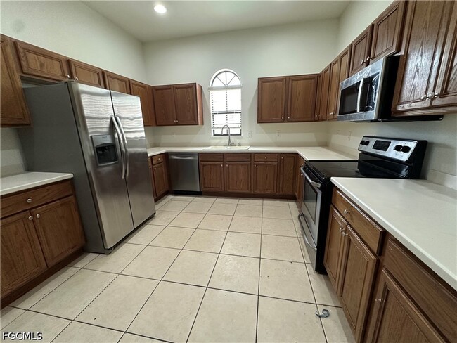 Building Photo - 4910 SW 17th Pl