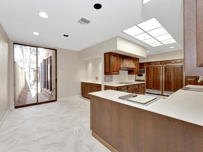 Building Photo - 5600 San Felipe St