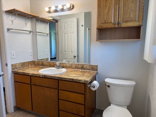 Building Photo - 2 bedroom 1 bath duplex in Cottage Grove!