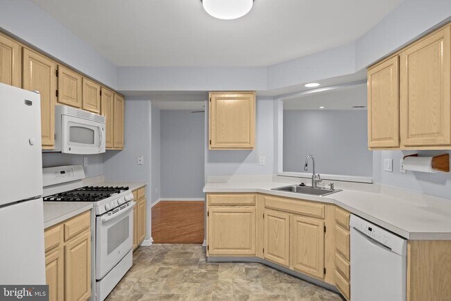 Building Photo - 5001 Aberdeen Ln