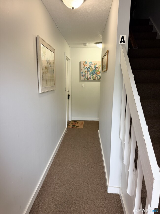Building Photo - 17 Greenbriar Dr