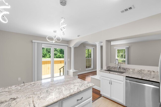 Building Photo - 3 Bed 2.5 Bath - Gaithersburg Townhome - Completely Renovated