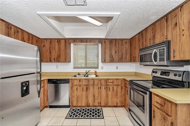 Building Photo - 10060 SW 93rd Ave