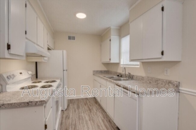 Building Photo - 2573 1/2 Tobacco Road - D