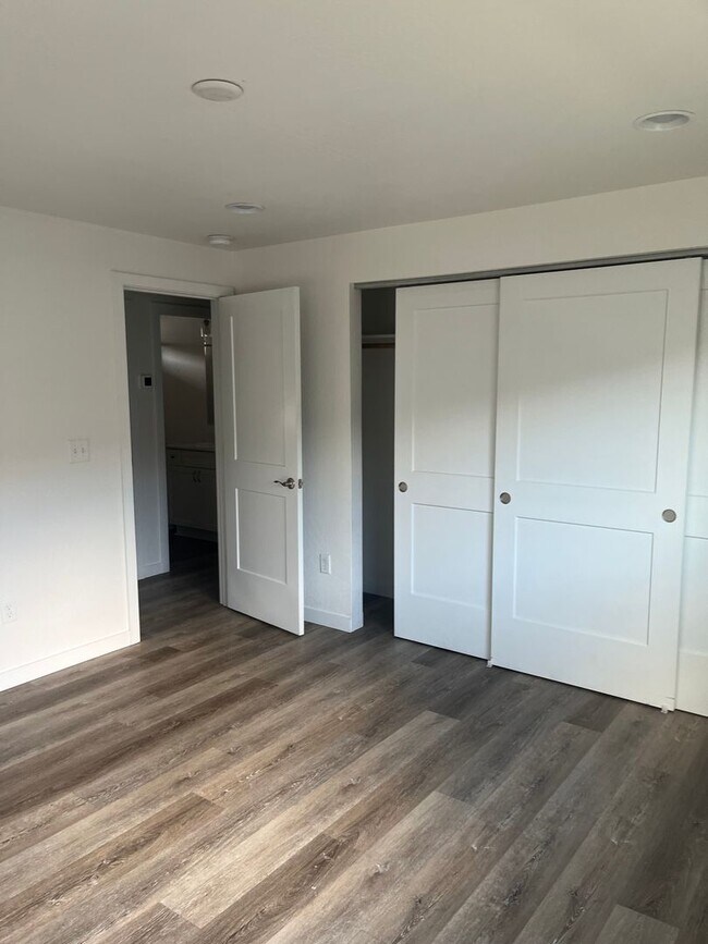 Building Photo - 2 Bedroom 1.5 Bath Townhouse