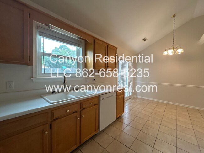 Building Photo - Beautiful 3 BR/3Bath in well sought after neighborhood !