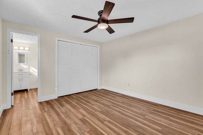 Building Photo - 4233 Mesa Dr