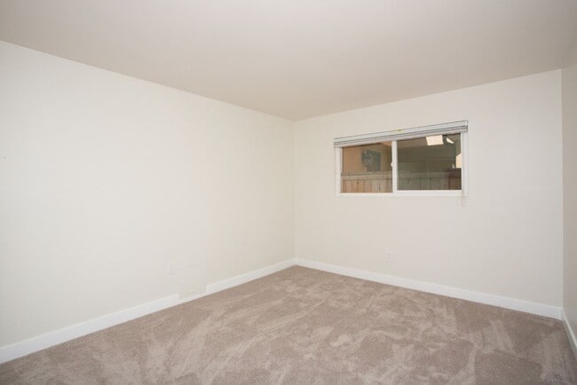 Building Photo - 603 Begonia Ave