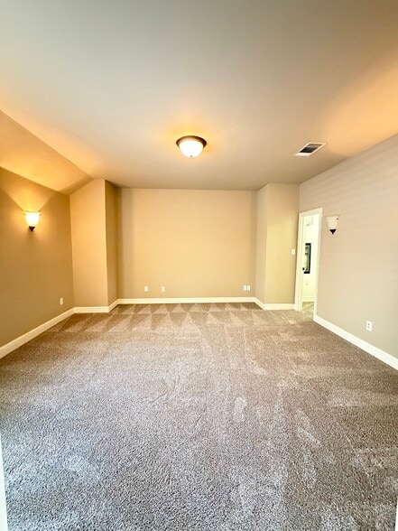 Building Photo - 705 Rembrandt Ct