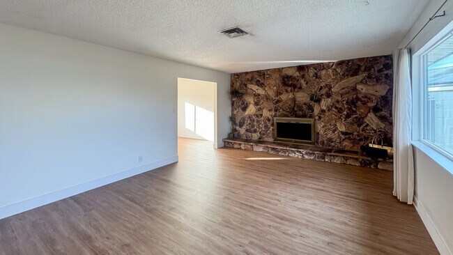 Building Photo - Move-In Ready 3-Bedroom with Pool / Lawn and Pool Service Included!