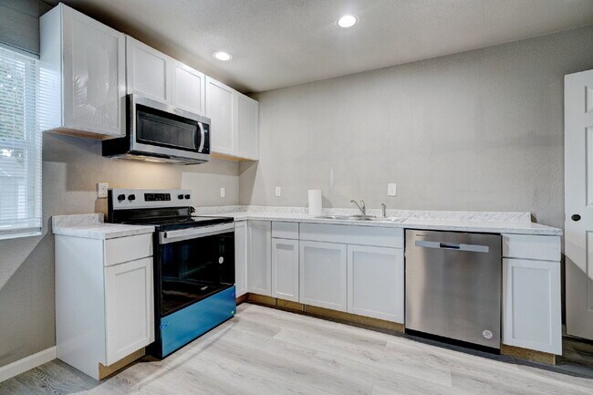 Building Photo - Remodeled 2 Bedroom + Bonus Room