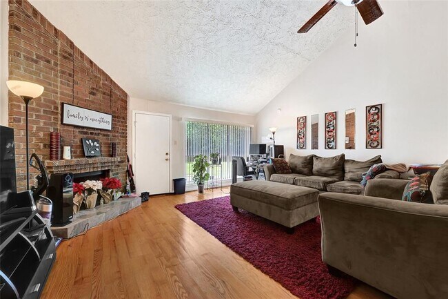 Building Photo - 2215 Saradon Dr