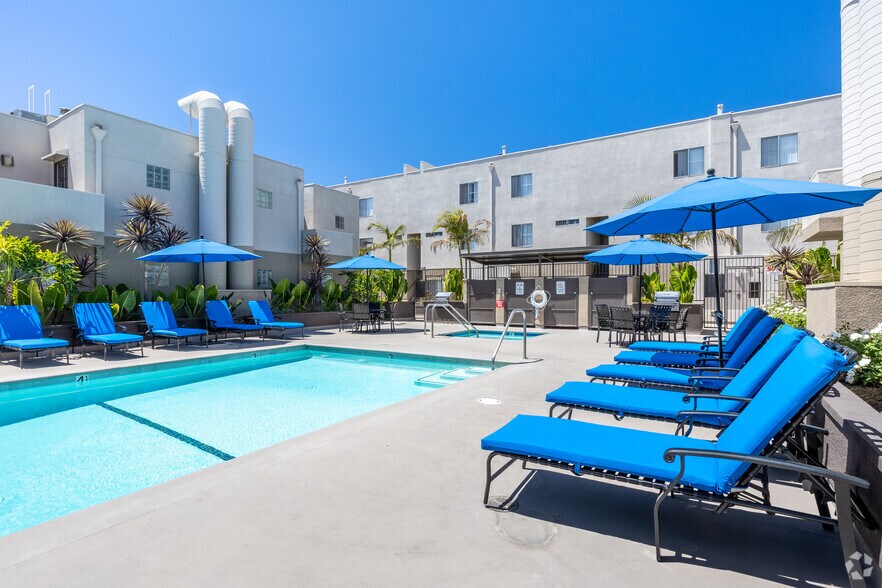 Luna Warner Center 21021 Vanowen St Canoga Park CA 91303 Apartment